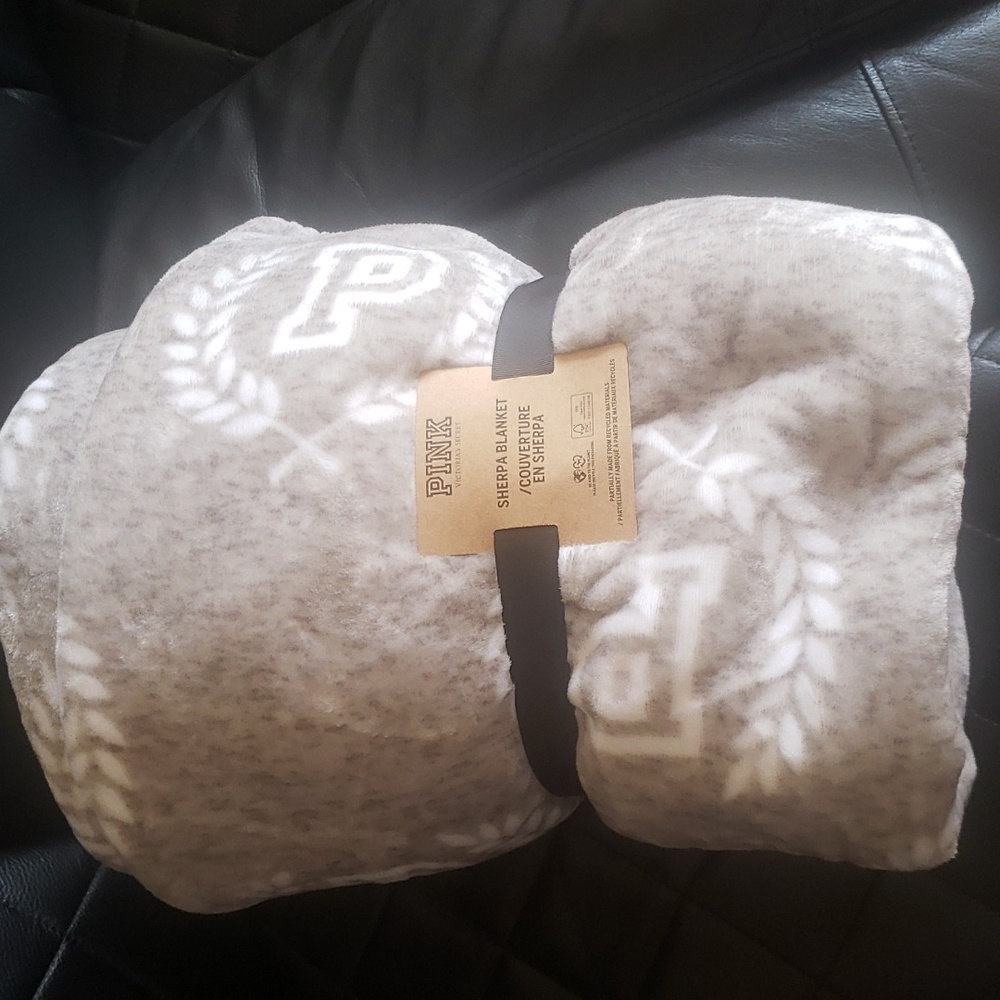 NWT Victoria Secret PINK Sherpa Blanket
